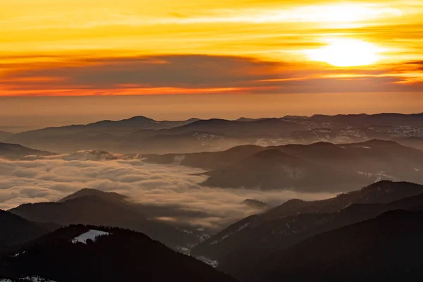 Mountain Landscape Winter Fog Sunse Ceahlau Romaniat — Stock Photo, Image