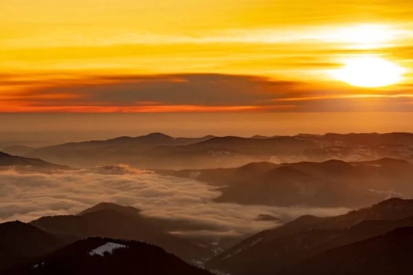 Mountain Landscape Winter Fog Sunse Ceahlau Romaniat — Stock Photo, Image