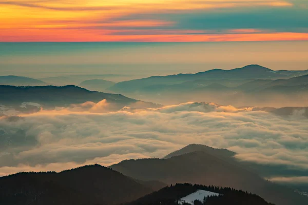 Paisagem Montanhosa Com Nevoeiro Inverno Sol Ceahlau Romaniat — Fotografia de Stock