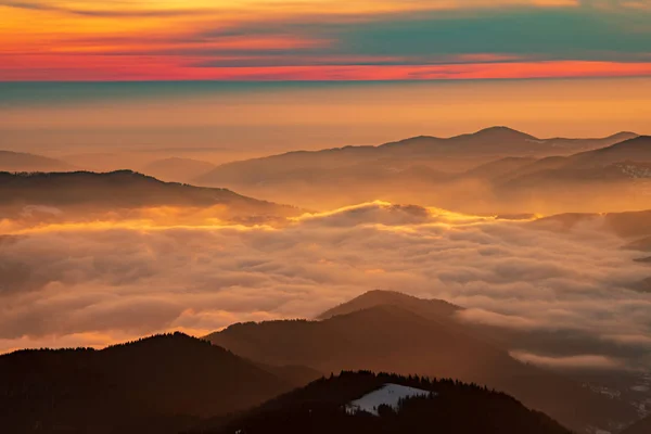Berglandschaft Mit Winternebel Bei Sonnenuntergang Von Ceahlau Rumänien — Stockfoto