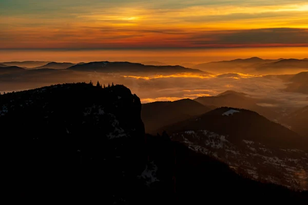 Paisaje Montaña Con Niebla Invernal Atardecer Ceahlau Rumaniat — Foto de Stock