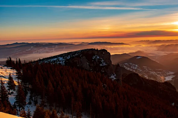 Paisaje Montaña Con Niebla Invernal Atardecer Ceahlau Rumaniat —  Fotos de Stock