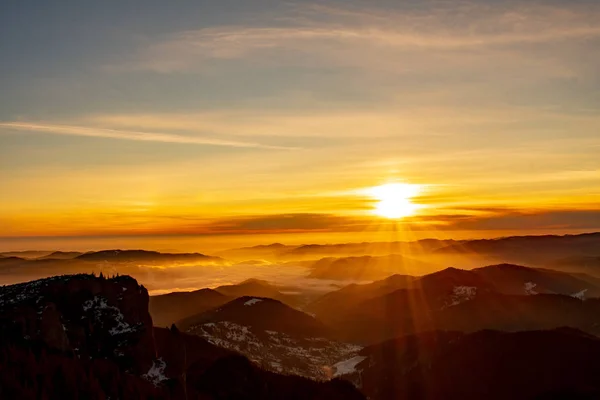 Horská Krajina Zimní Mlhy Sunse Ceahlau Romaniat — Stock fotografie