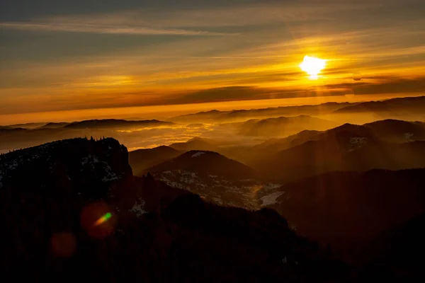 Horská Krajina Zimní Mlhy Sunse Ceahlau Romaniat — Stock fotografie