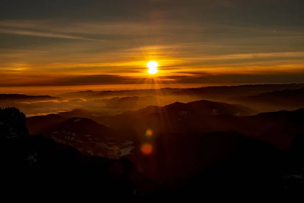 Paisaje Montaña Con Niebla Invernal Atardecer Ceahlau Rumaniat —  Fotos de Stock