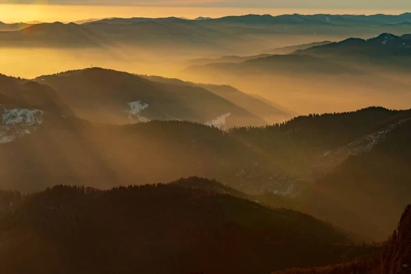 Paisaje Montaña Con Niebla Invernal Atardecer Ceahlau Rumaniat — Foto de Stock