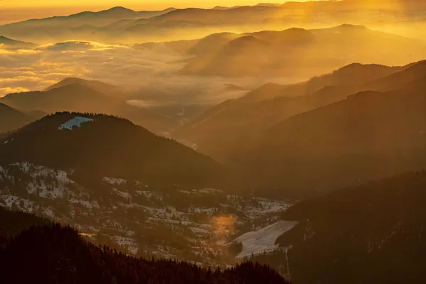 Paisaje Montaña Con Niebla Invernal Atardecer Ceahlau Rumaniat —  Fotos de Stock