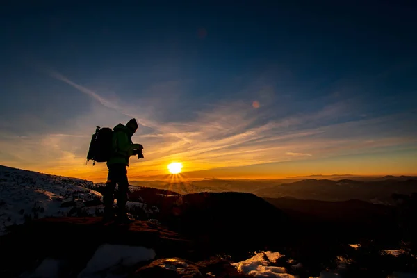 Roter Sonnenuntergang Und Die Silhouette Des Fotografen Enthusiasten Bleiben Auf — Stockfoto