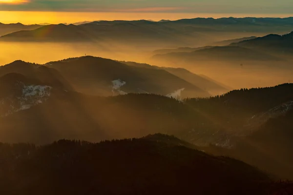 Paisaje Montaña Con Niebla Invernal Atardecer Ceahlau Rumaniat —  Fotos de Stock