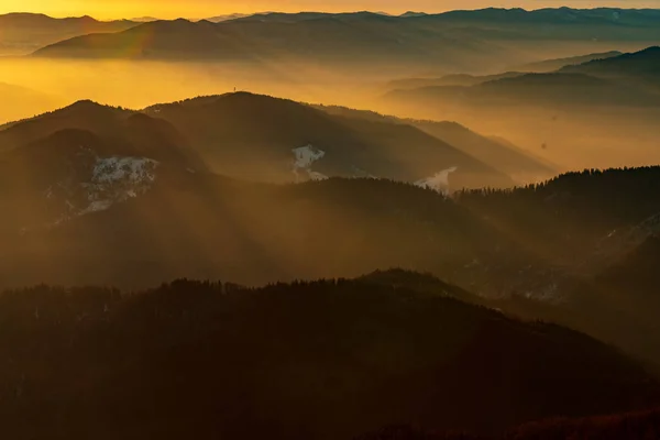 Mountain Landscape Winter Fog Sunse Ceahlau Romaniat — Stock Photo, Image