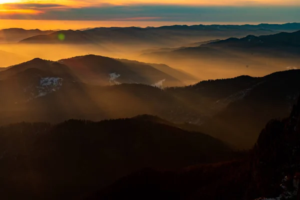 Paisaje Montaña Con Niebla Invernal Atardecer Ceahlau Rumaniat —  Fotos de Stock