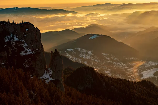 Paisaje Montaña Con Niebla Invernal Atardecer Ceahlau Rumaniat —  Fotos de Stock