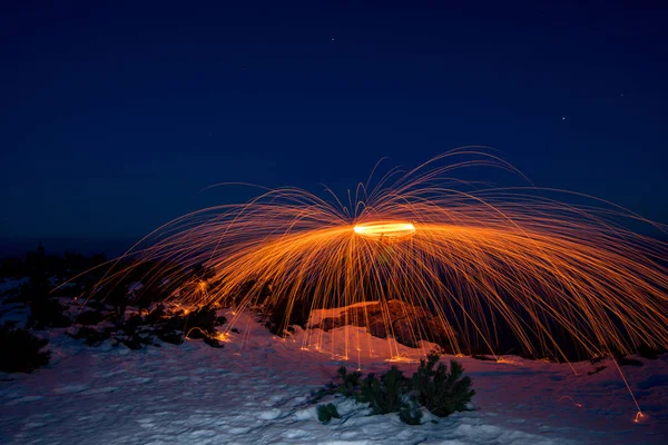 Columpio Fuego Montaña Una Noche Cielo Despejado — Foto de Stock