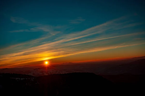 Paisaje Montaña Con Niebla Invernal Atardecer Ceahlau Rumaniat —  Fotos de Stock