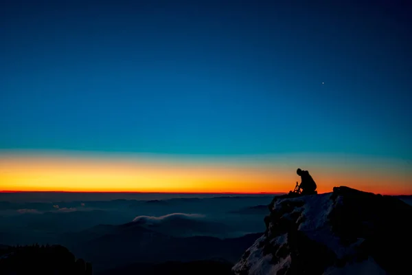 Červený Západ Slunce Silhoute Fotograf Nadšenec Zůstat Útesu Myšlení — Stock fotografie