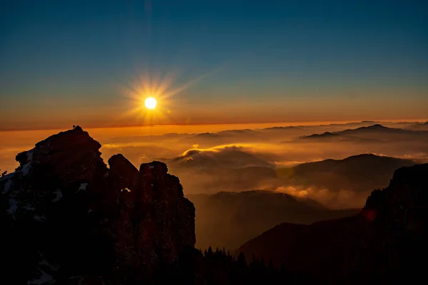 Paisagem Montanhosa Com Nevoeiro Inverno Sol Ceahlau Romaniat — Fotografia de Stock