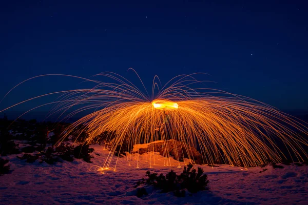 Columpio Fuego Montaña Una Noche Cielo Despejado — Foto de Stock