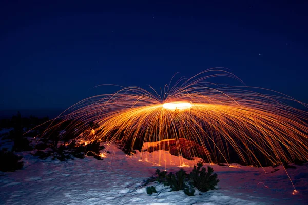 Columpio Fuego Montaña Una Noche Cielo Despejado — Foto de Stock