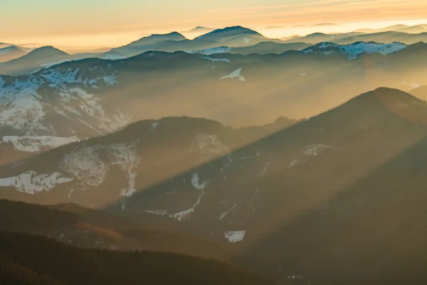 Paisaje Montaña Con Niebla Invernal Atardecer Ceahlau Rumaniat — Foto de Stock