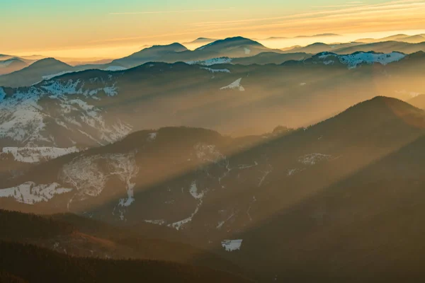Горный Пейзаж Зимним Туманом Закате Чахлау Румыния — стоковое фото
