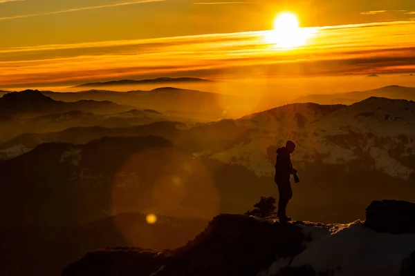 Červený Západ Slunce Silhoute Fotograf Nadšenec Zůstat Útesu Myšlení — Stock fotografie