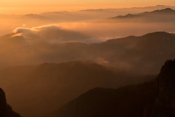 Berglandschaft Mit Winternebel Bei Sonnenuntergang Von Ceahlau Rumänien — Stockfoto