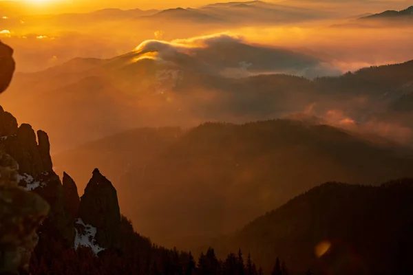 Paisaje Montaña Con Niebla Invernal Atardecer Ceahlau Rumaniat —  Fotos de Stock