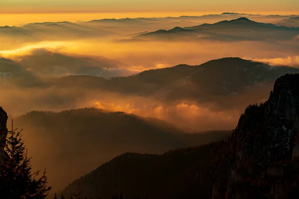 Paisaje Montaña Con Niebla Invernal Atardecer Ceahlau Rumaniat — Foto de Stock