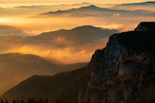 Paisagem Montanhosa Com Nevoeiro Inverno Sol Ceahlau Romaniat — Fotografia de Stock