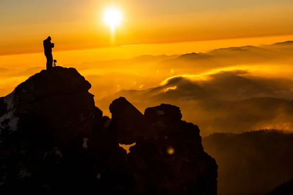 Red Sunset Silhoute Photographer Enthusiast Stay Cliff Thinking — Stock Photo, Image
