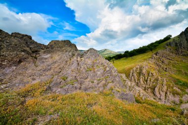 Romanya 'nın Dobrogea kentinde güzel gökyüzü olan dağ manzarası