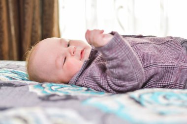  Yeni doğmuş çocuk yatakta diniyor. Çocuklar için kreş. Çocuklar için tekstil ve yatak. Aile sabahı evde. Oyuncak ayı ile karın zaman sırasında yeni doğan çocuk