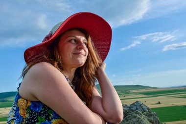 Cliff'in kenarında duran ve geniş bir vadide arıyorum genç kadın