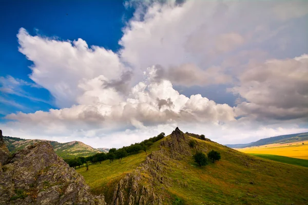 Pemandangan Gunung Dengan Langit Yang Indah Dobrogea Rumania — Stok Foto