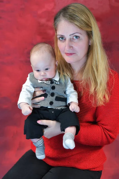 Madre Feliz Sosteniendo Bebé — Foto de Stock