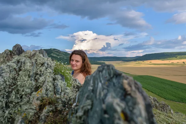 Ung Kvinna Stående Cliff Edge Och Tittar Bred Dal — Stockfoto