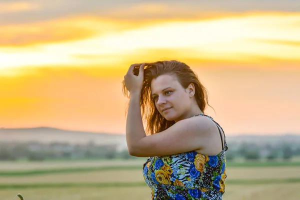 Lycka Kvinnan Vistelse Utomhus Solljus Solnedgången — Stockfoto