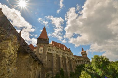 Hunedoara Şatosu ya da Hunyadi Şatosu, Romanya 'nın Hunedoara kentinde yer alan bir Gotik-Rönesans kalesidir. Avrupa 'nın en büyük kalelerinden biri..
