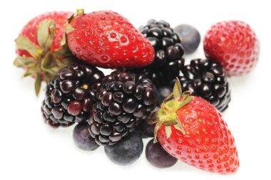 Grup üzerinde beyaz izole taze çilek