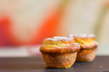 Peynirli kek, tabağa yakın çekim.