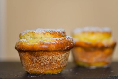 Peynirli kek, tabağa yakın çekim.