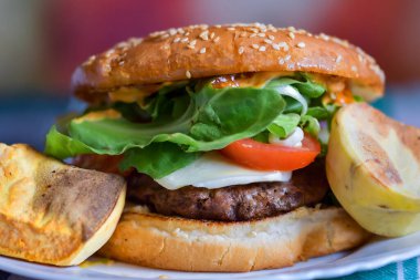 Lezzetli ev yapımı hamburger ve patates kızartması.