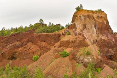 Romanya 'nın Brasov ilinin Racos köyündeki volkanik kraterin manzarası