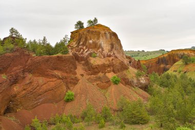 Romanya 'nın Brasov ilinin Racos köyündeki volkanik kraterin manzarası
