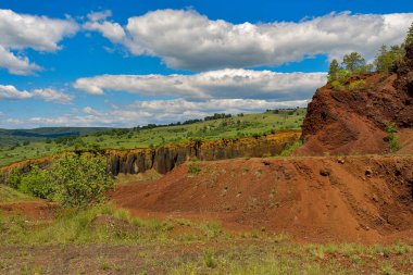 Romanya 'nın Brasov ilinin Racos köyündeki volkanik kraterin manzarası