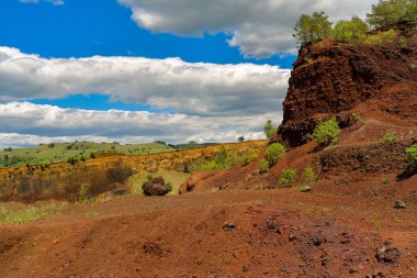 Romanya 'nın Brasov ilinin Racos köyündeki volkanik kraterin manzarası