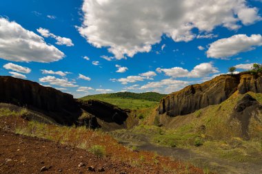 Romanya 'nın Brasov ilinin Racos köyündeki volkanik kraterin manzarası