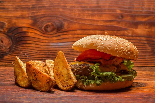 Delicioso Hambúrguer Caseiro Fresco Batatas Fritas — Fotografia de Stock