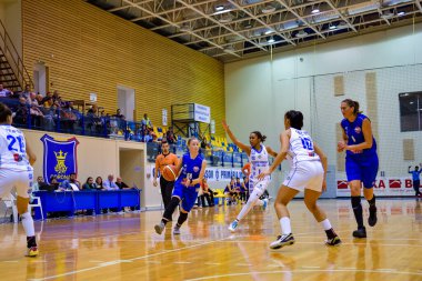 Brasov, Romanya - 30 Mart 2019: OSU Olimpia Brasov ile Ulusal Bayanlar Basketbol Ligi 'nde oynayan CSM Targoviste arasındaki maçta tanınmayan basketbolcu Whitted