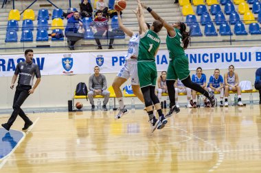 Brasov, Romanya - 23 Aralık 2019: Ulusal Bayanlar Basketbol Ligi 'nde CSU Olimpia Brasov ile Agronomia Bucuresti arasında oynanan maçta tanınmayan basketbolcu Whitted